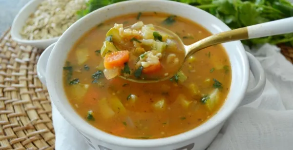 Sopa de verduras y avena